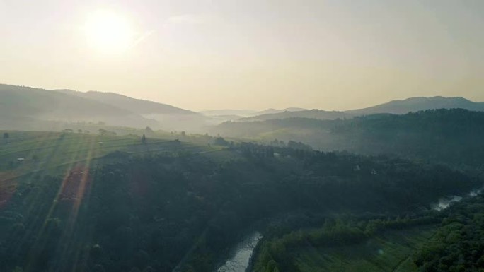 探索荒野。有河的山地景观。鸟瞰图