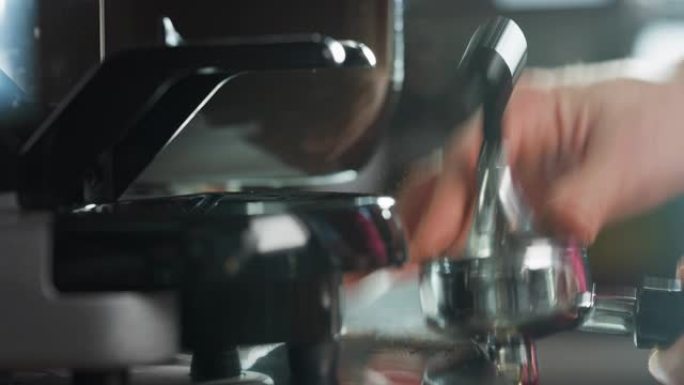 酒保在酒吧里用咖啡机煮咖啡时的手的宏。