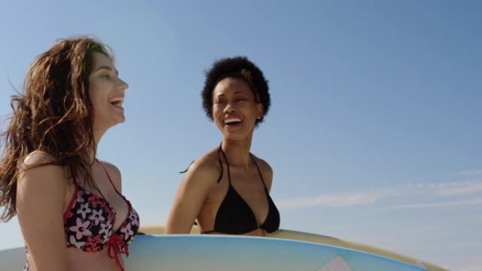 年轻的女性朋友站在冲浪板4k