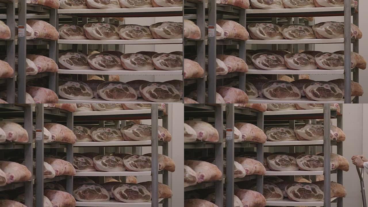 在火腿工厂中，根据意大利古老的传统，经过各种工艺处理后，可以悬挂火腿调味。