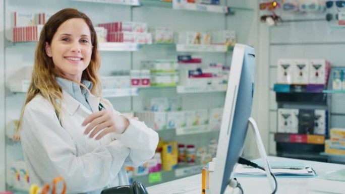 年轻女药剂师的慢动作在药品商店的计算机中寻找患者的药物