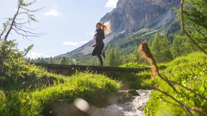 以健康为导向的年轻运动健身女子在绿色的绿色景观中奔跑