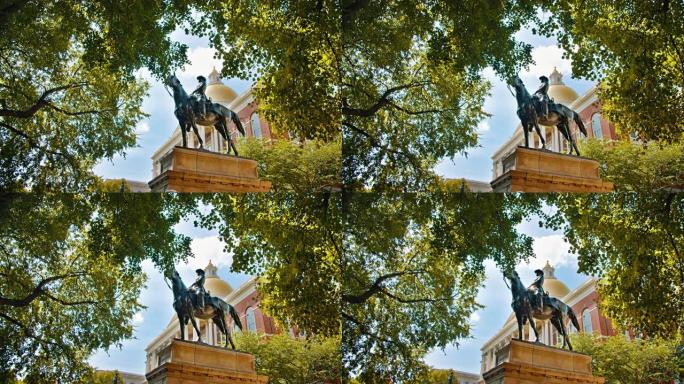 马萨诸塞州的房子。约瑟夫·胡克的骑马雕像。马萨诸塞州州立图书馆。树。自然