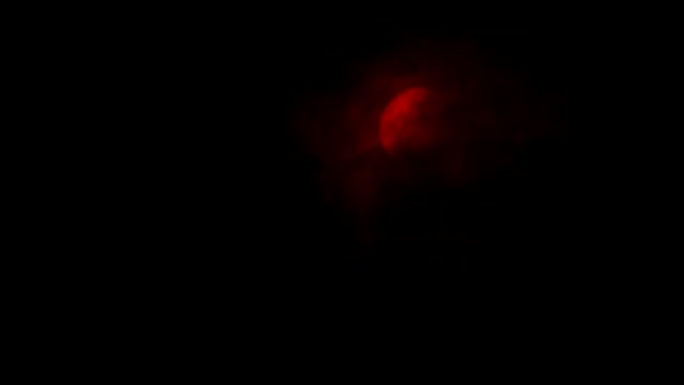 红色的月亮从乌云后面出来