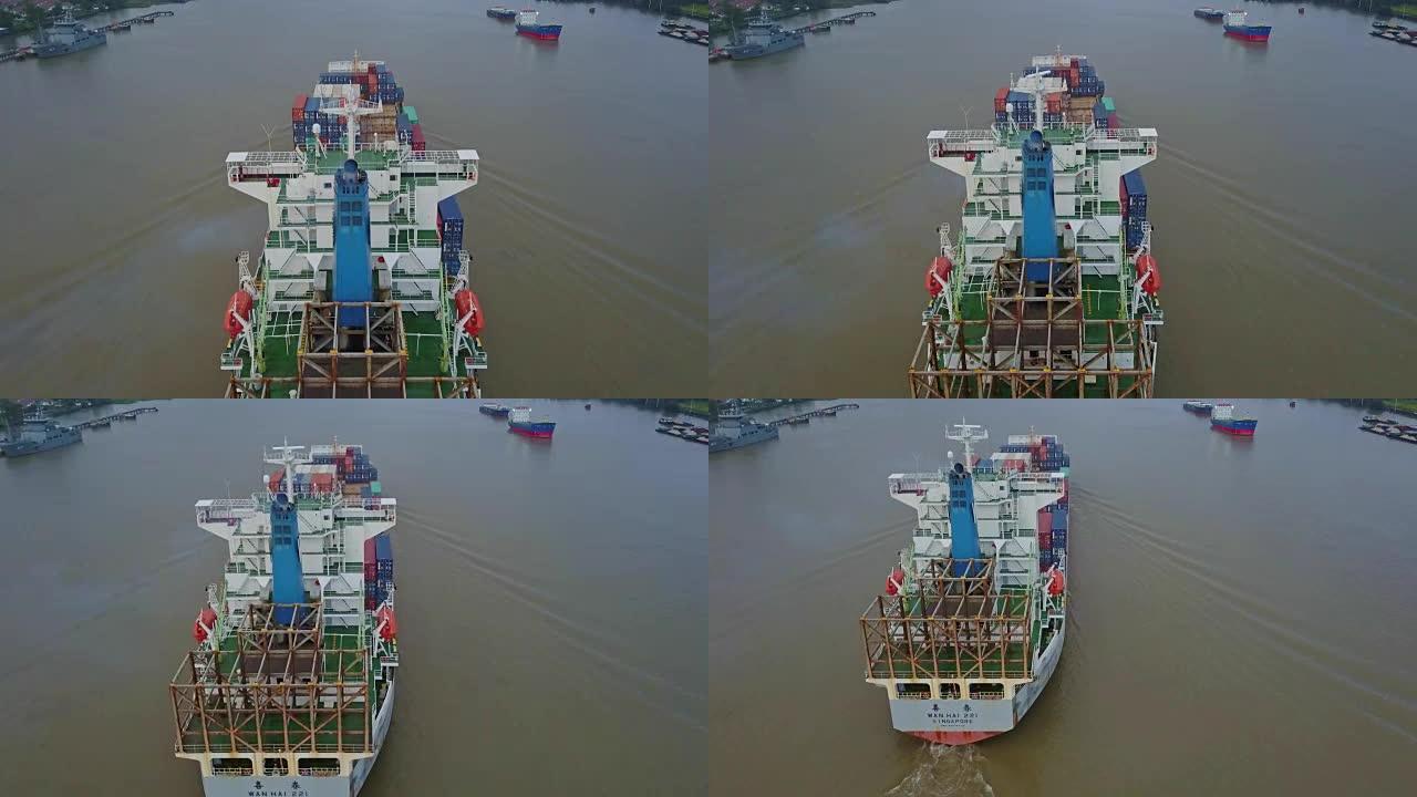 造船厂集装箱船或货船的4k航拍轨迹，用于在河中的物流