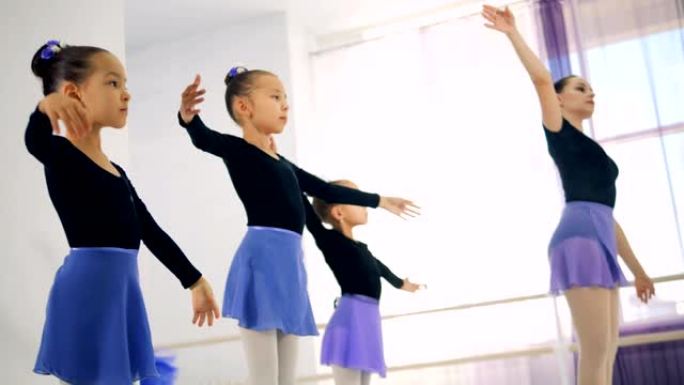 年轻的芭蕾舞演员在课堂上训练，特写镜头。
