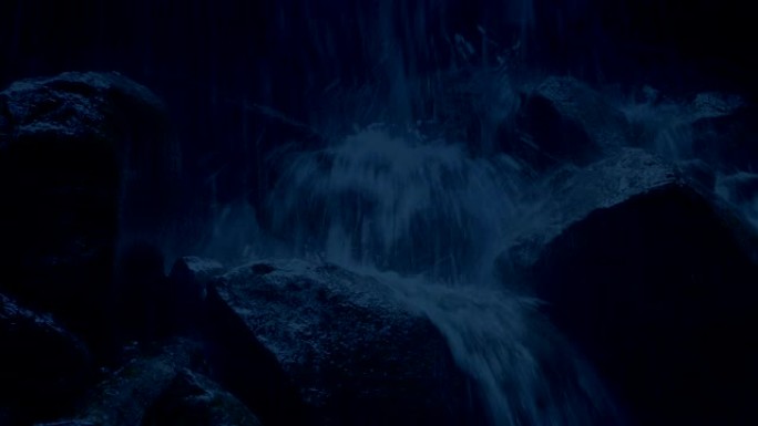 傍晚经过野生岩石瀑布