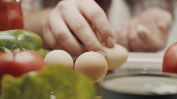 从冰箱里取鸡蛋冰箱里取鸡蛋