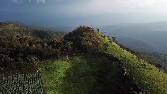 鸟瞰图在山顶与露营在山上