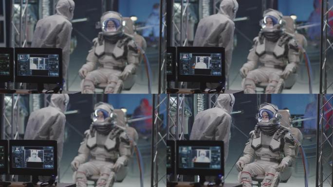 宇航员测试太空服相机