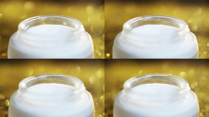 基于透明质酸转向，背景为金色颗粒的优质美容霜，用于敏感肌肤和年轻化。