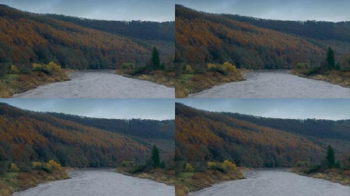 秋天色彩中的河谷河、树、户外活动、