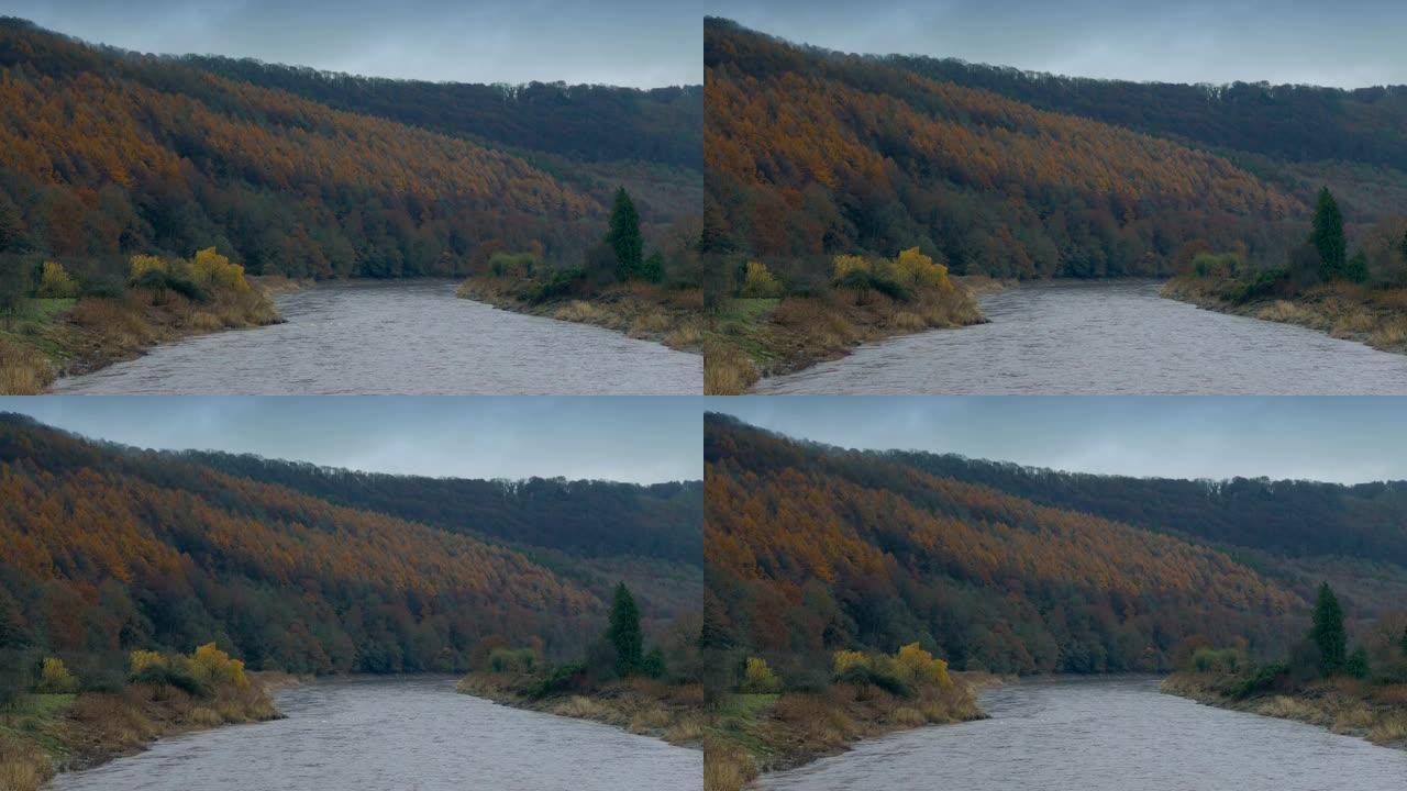 秋天色彩中的河谷河、树、户外活动、