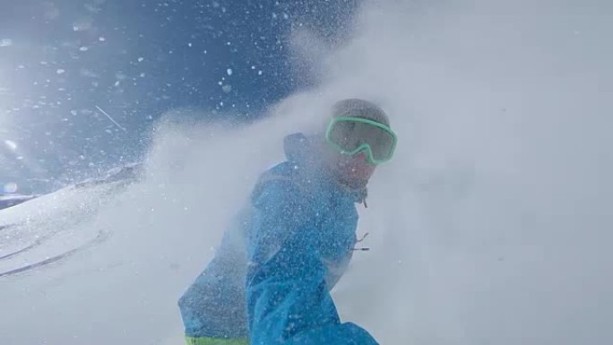 自拍照: 滑雪者在下山时用木板喷洒粉末雪