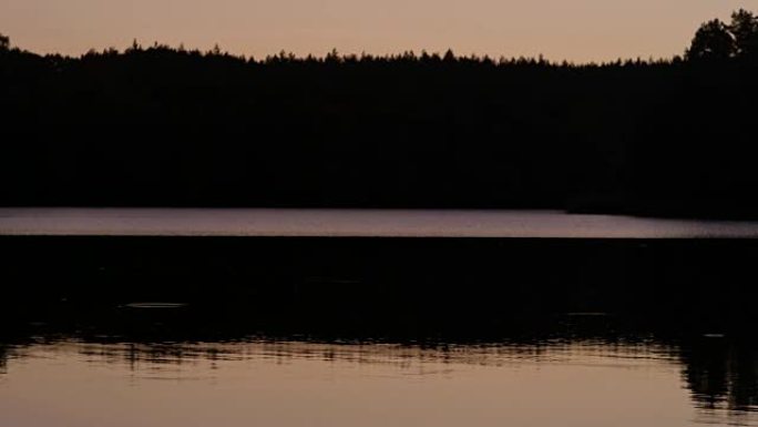 超现实的日落湖。夕阳的鲜艳色彩