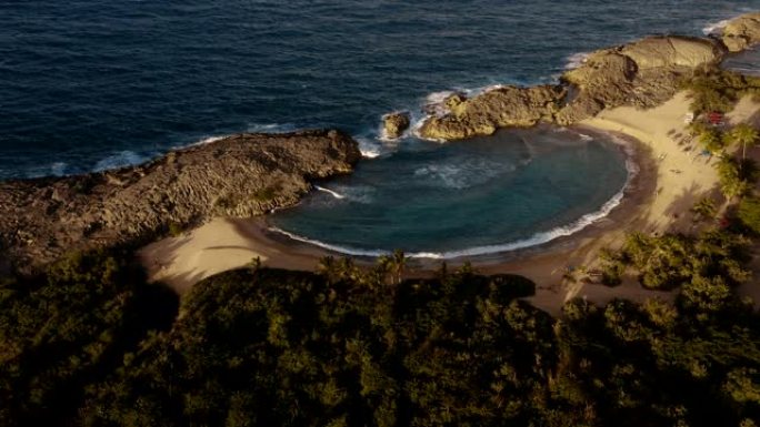 在神奇的时光里,在波多黎各建立了对海滩Mar Chiquita海滩的射击。