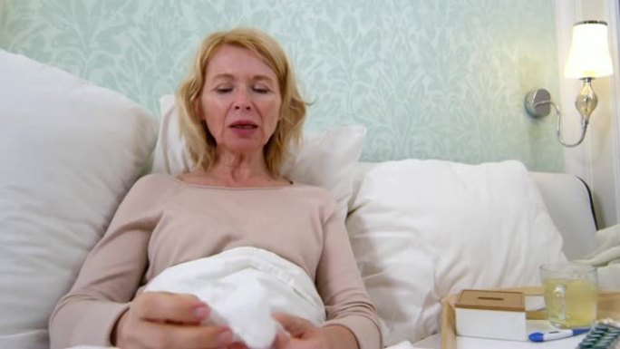 女人咳嗽和视频从床上打电话给医生