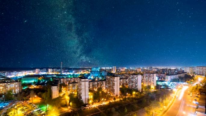 星空背景下夜城风景如画。时间流逝