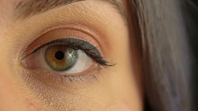 4k美丽的女性绿色眼睛。
