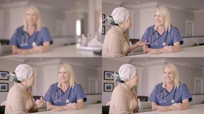 患有癌症的少数民族高级女性与她的女医生交谈