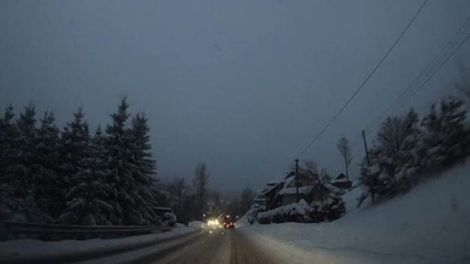 晚上的山路。在雪地里开车