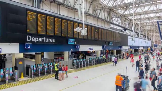 英国伦敦滑铁卢火车站售票厅的延时步行通勤人群