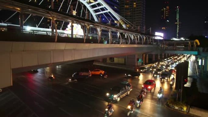 实时和向下倾斜: 曼谷夜间交通在Chong Non Tree。