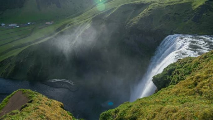 晴天在冰岛的瀑布顶