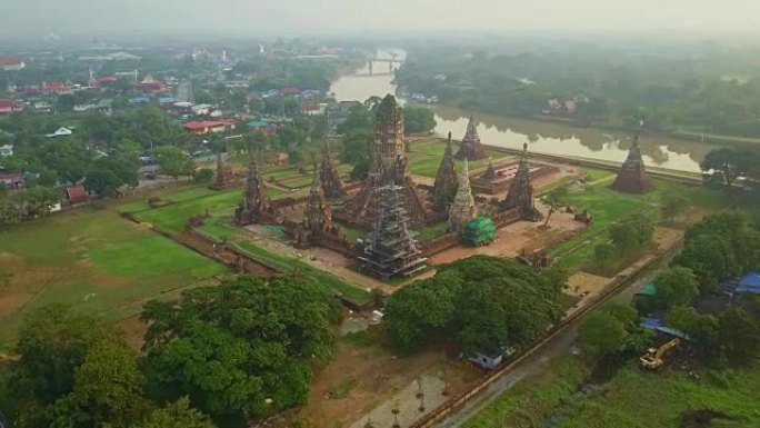 Chat Chaiwatthanaram的航拍镜头是泰国大城府历史公园市的一座佛教寺庙，位于岛外的湄