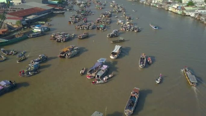 无人机: 形成著名的水上市场的木船的令人敬畏的景色。