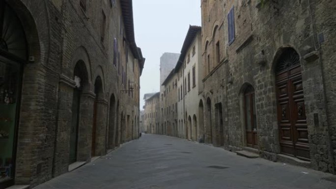 走在意大利圣吉米尼亚诺的街道上，充满了远古时代的光环。圣吉米尼亚诺-是托斯卡纳的一个中世纪小镇。它以