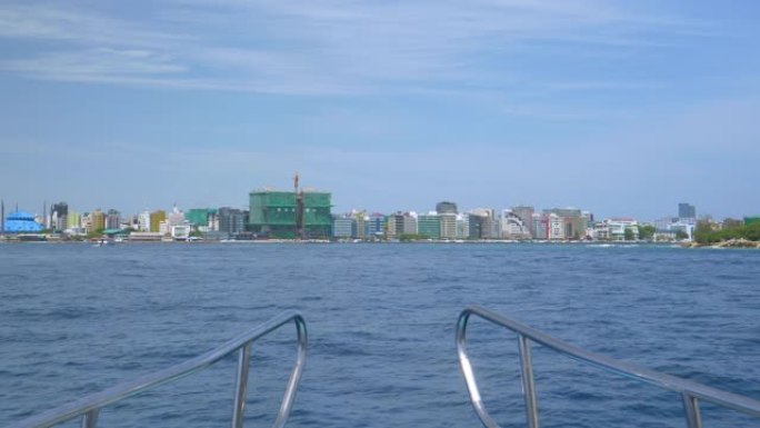 在海洋和发展中的马累岛附近乘船游览