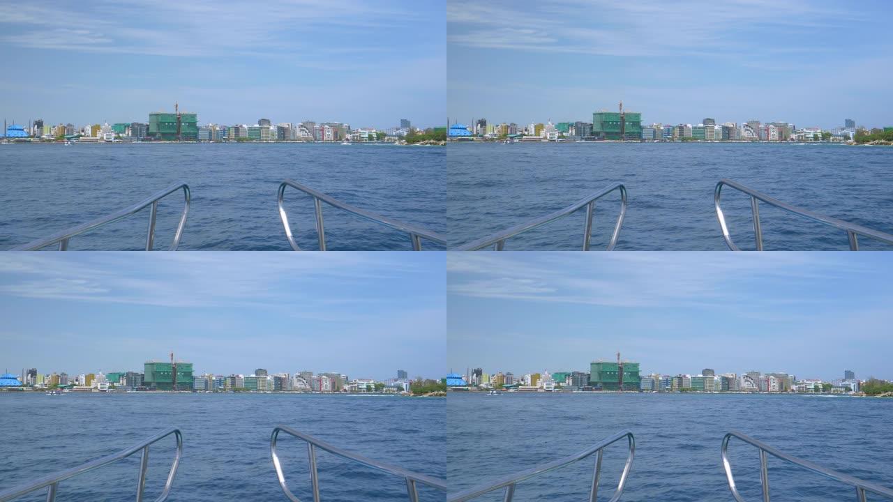 在海洋和发展中的马累岛附近乘船游览