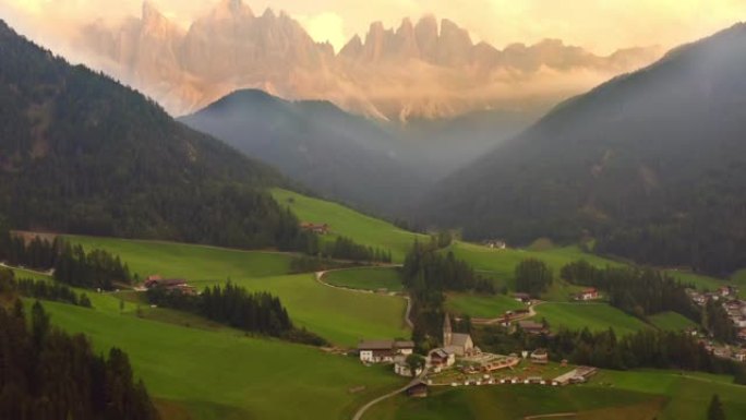 意大利圣马达莱纳多洛米蒂山脉下山谷的风景田园村庄