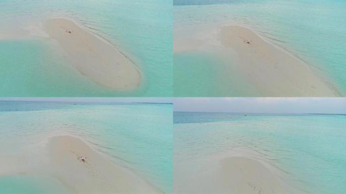 WS宁静的妇女躺在被海洋包围的热带海滩上，马尔代夫