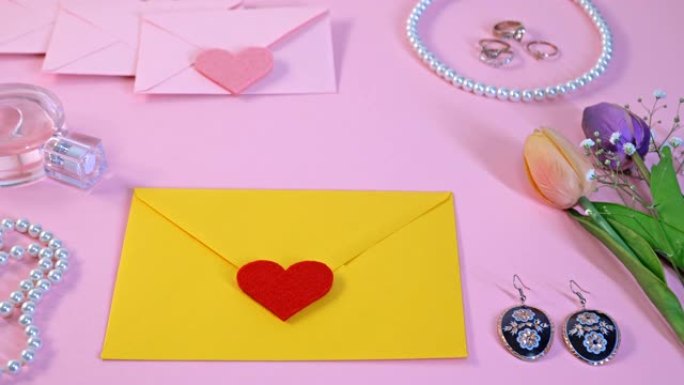 用贺卡庆祝妇女节爱心放在信封上黄色信封