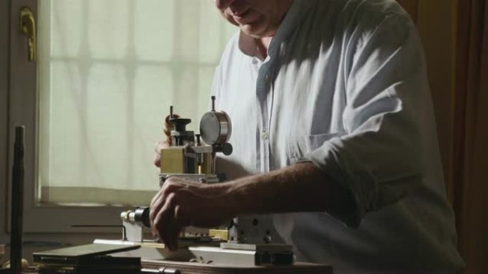 工匠在自己的实验室中专门用手工制成的，用珍贵的木材或象牙制成的甜笛和十字架。