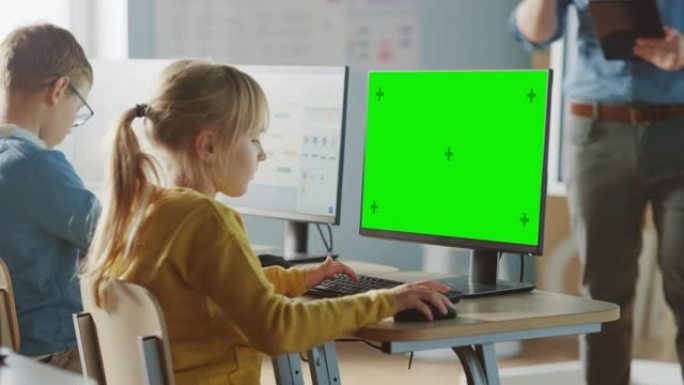 小学计算机科学教室: 可爱的小女孩在学习编码和编程的同时使用绿色模拟屏幕计算机。学童接受现代教育。超