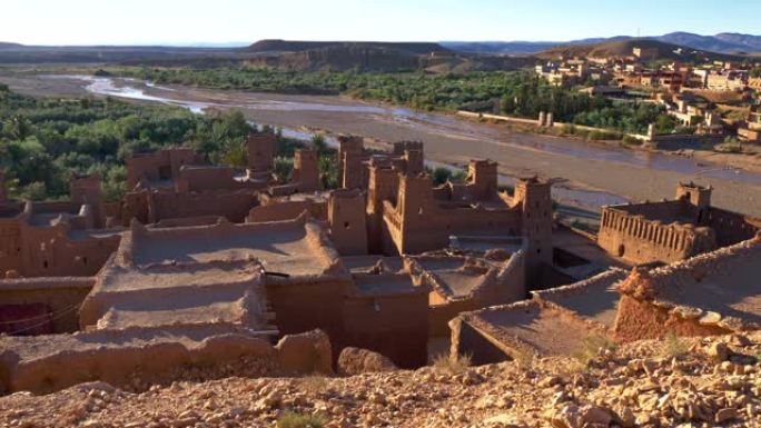 摩洛哥Ait-Ben-Haddou的Ksar的起重机镜头。坚固的村庄，摩洛哥土粘土建筑的典范。UHD