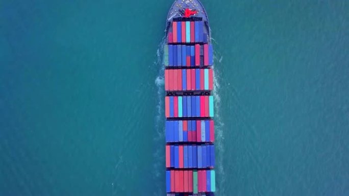 货船将集装箱运送到港口，那里有许多起重机。它是新加坡进出口经济的重要组成部分