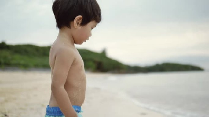 小男孩喜欢在海上玩沙子