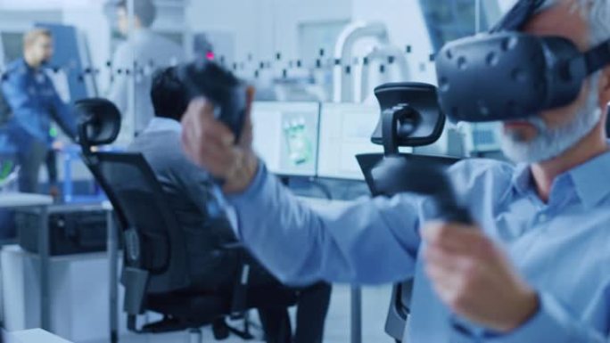 工业设计工程师佩戴虚拟现实耳机和手持控制器，使用VR技术进行工业设计，开发使用计算机。现代化工厂办公