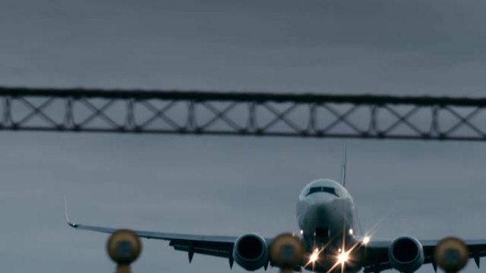 一架即将降落的喷气式客机的电影镜头。