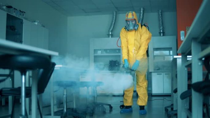 人用喷雾器消毒实验室。