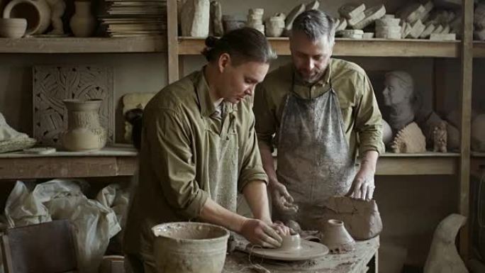 工匠教导人如何制作陶器