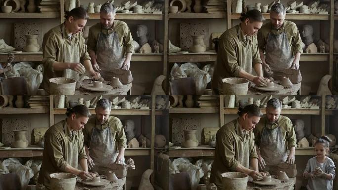 工匠教导人如何制作陶器