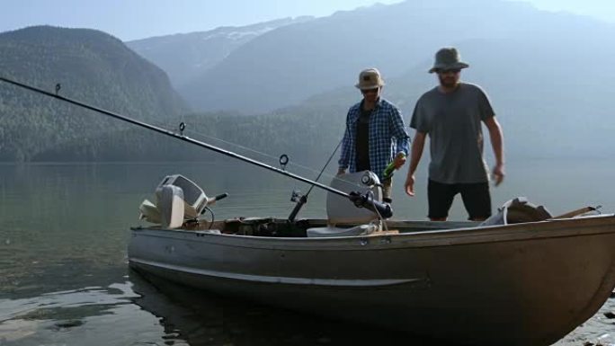 两名渔民准备在4k河中捕鱼