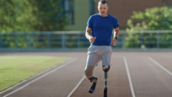 一个阳光明媚的下午，运动残疾人健身男子在户外体育场接受训练。截肢者在体育场跑道上慢跑。励志体育镜头。
