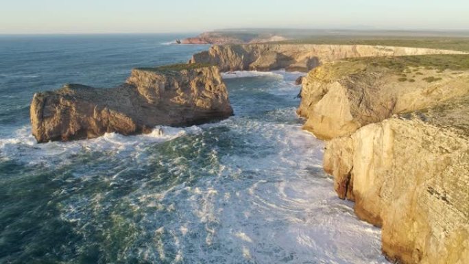 日落期间的岩石和海洋在圣文森特角 (Cabo de Sao Vicente)，葡萄牙，欧洲大陆的最南