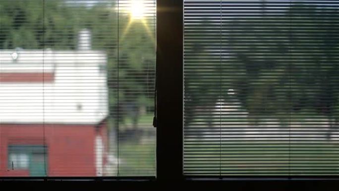 日落时房子里的窗户。